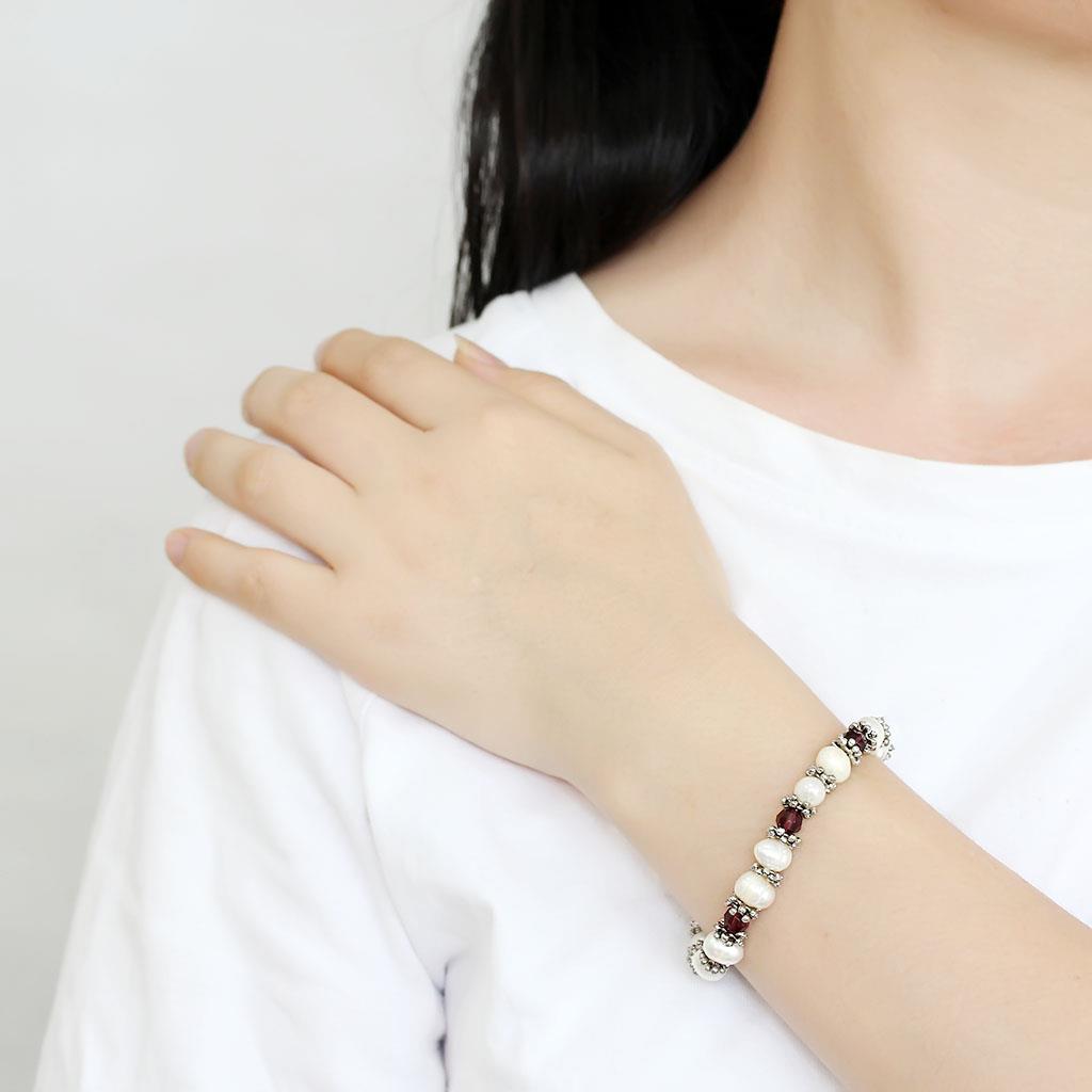 Antikt silver/vit metallarmband med syntetisk pärla